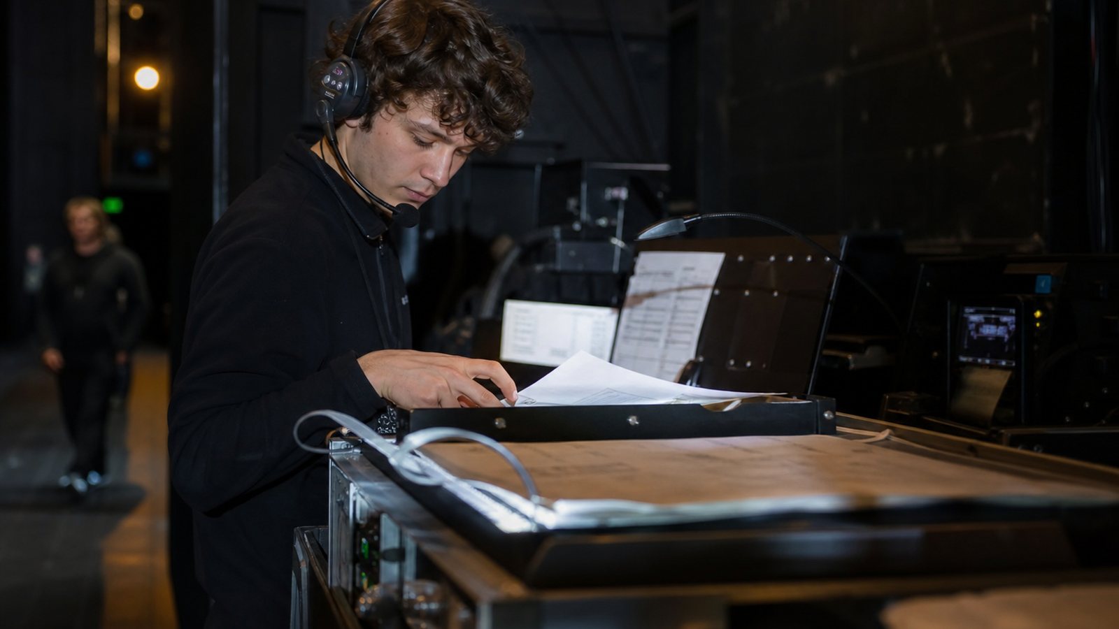 Loge d'artiste préparée avec boissons, fruits et serviettes sur une table avant un concert