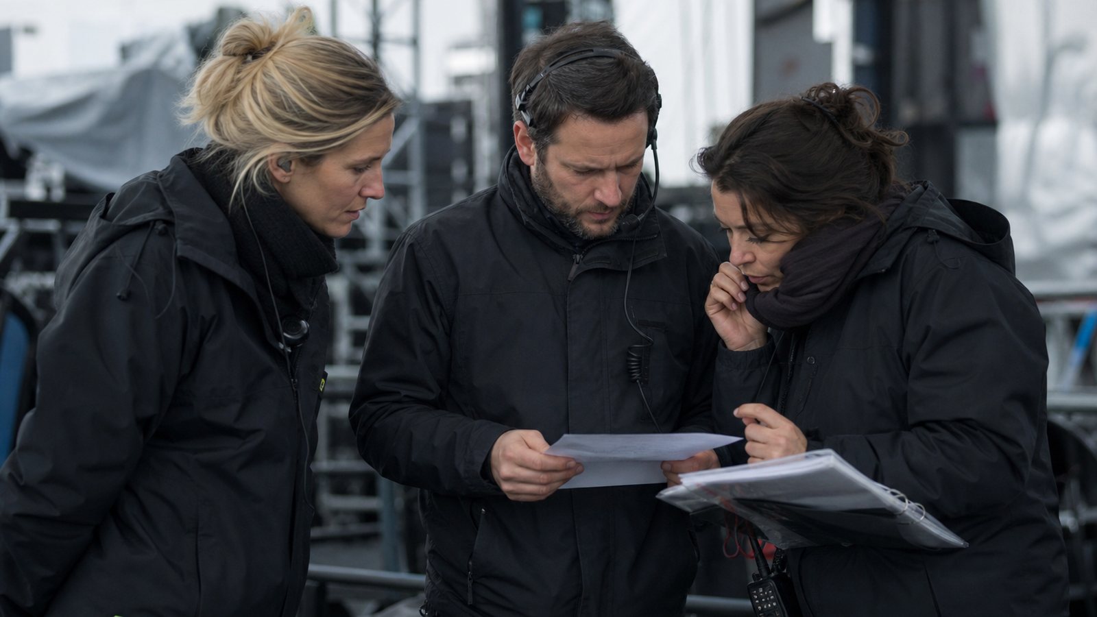 Régisseur modifiant un horaire sur la feuille de route partagée depuis son téléphone en coulisses