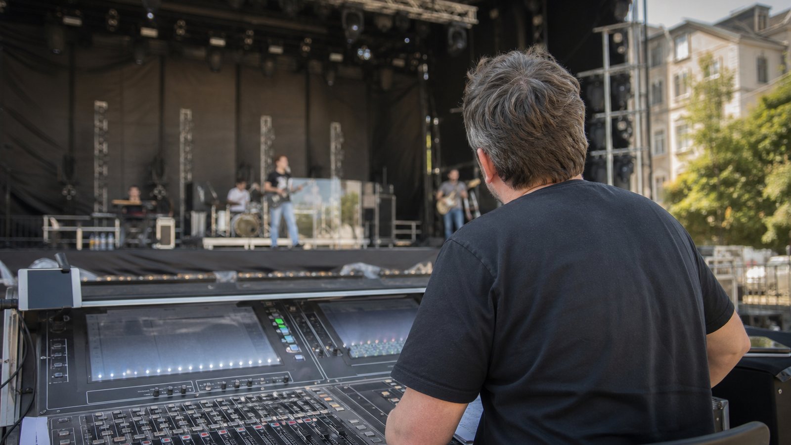 Régisseur détaillant le déroulé de la journée à l'équipe technique devant la scène en montage
